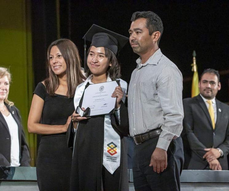 Exhortan a graduados a servir a la comunidad