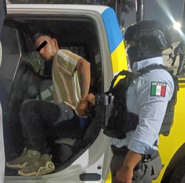 En el momento en que caminaba por calles de la colonia Martínez, un joven fue detenido por oficiales de la Secretaría de Seguridad y Protección a la Ciudadanía de Monterrey, ya que portaba un arma de fuego, además de drogas, en la Colonia Privada Los Pinos