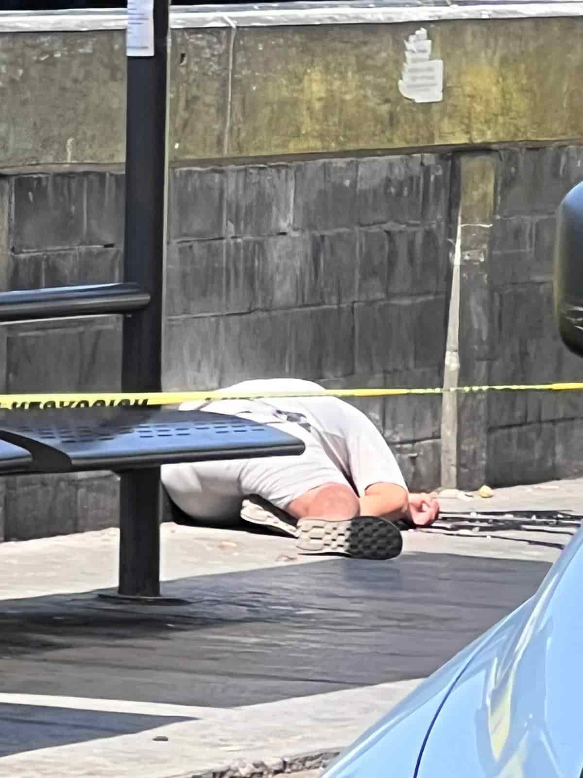 Momento de pánico fue el que vivieron pasajeros y personal de la Central de Autobuses de Monterrey, al registrarse la ejecución de un hombre, frente al inmueble ubicado en el primer cuadro de la ciudad