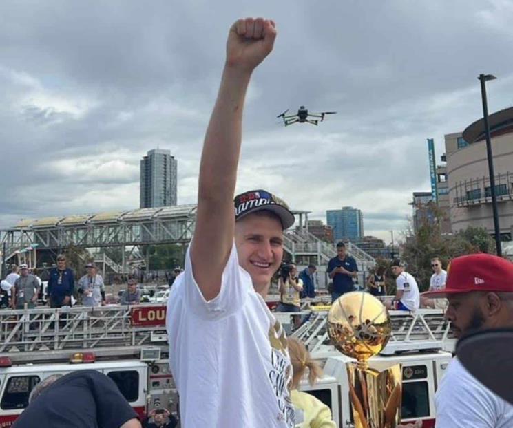 Festejan los Nuggets en Denver con su afición
