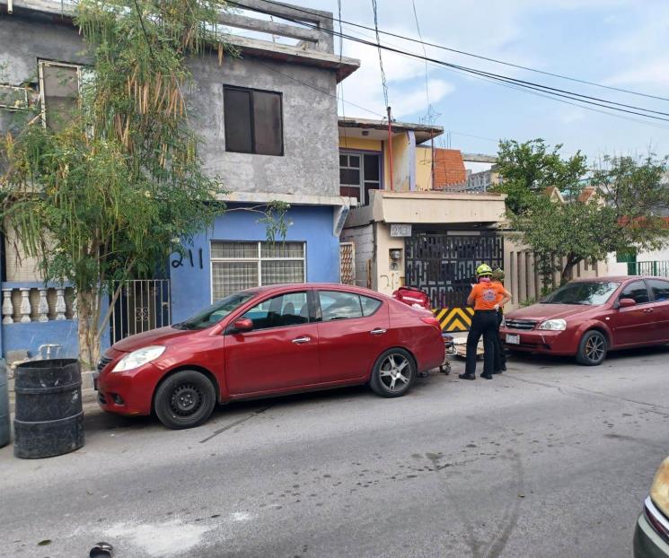 Lo balean dentro de su casa en Santa Catarina