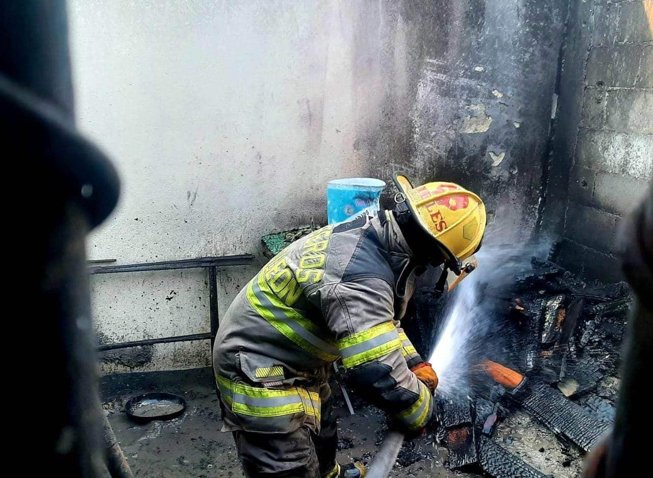 Una familia del municipio de Escobedo, perdió todas sus pertenencias, al incendiarse su domicilio debido a un corto circuito en la Colonia San Miguel Residencial