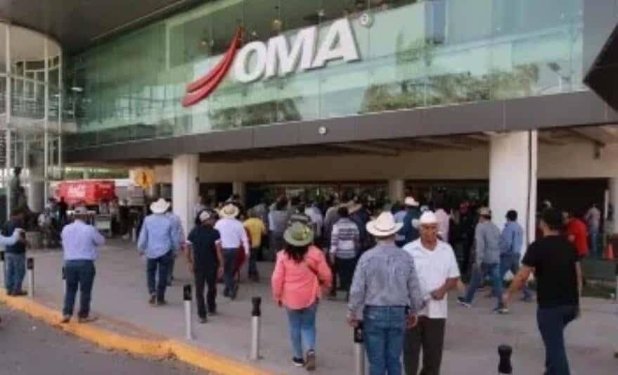 Reabren aeropuerto  bloqueado por productores de maíz