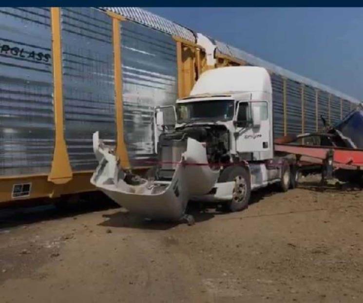 Intenta tráiler ganarle el paso al tren, lo impacta