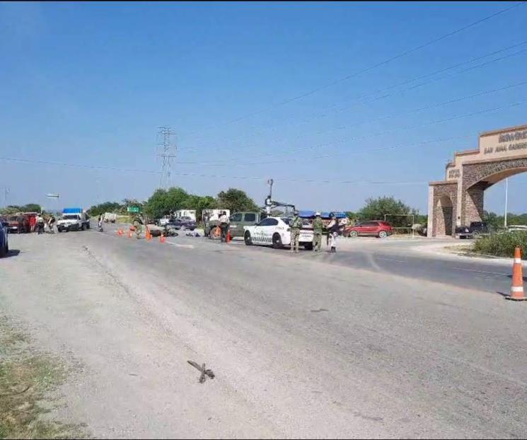 Muere motociclista al chocar contra camioneta