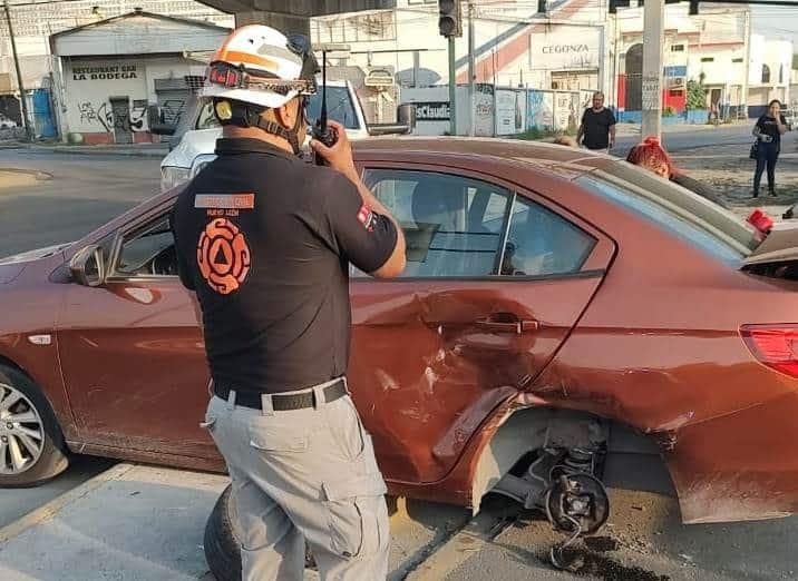 Choque deja a pasajero de taxi lesionado