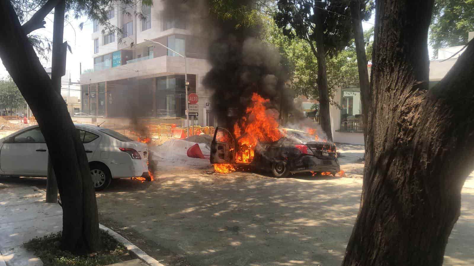 El incendio de un vehículo movilizó a elementos de Bomberos de Nuevo León y Protección Civil del Estado y municipal, la tarde de ayer en la Colonia Del Valle, municipio de San Pedro