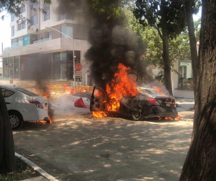 Acaba incendio con auto en San Pedro