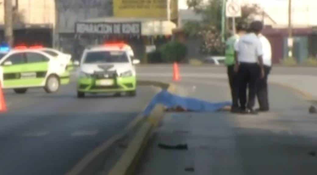 Un motociclista perdió la vida y su acompañante termino con lesiones graves, al estrellar su máquina contra el cordón de la banqueta, frente a la estación Guadalajara del sistema de transporte Ecovía, esto en el municipio de Guadalupe.