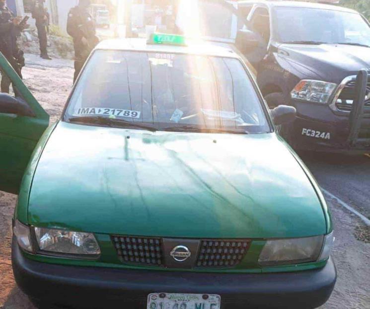 Choca taxi y pasajero queda herido