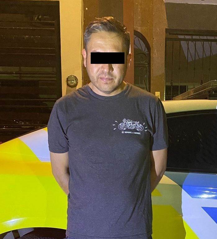 Un hombre fue detenido por elementos de la Secretaría de Seguridad y Protección a la Ciudadanía de Monterrey, luego de que presuntamente agrediera a su ex pareja ya que no quería seguir con la relación, tomándola del cuello y golpeándola, en la colonia Cumbres Santa Clara tercer sector