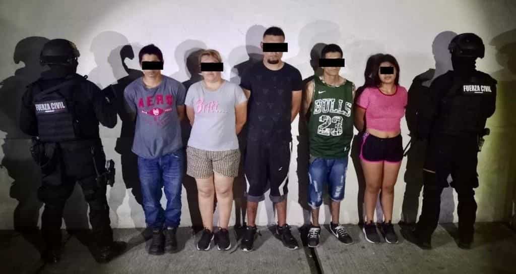 Un grupo de seis personas, entre ellas una menor de 14 años de edad, presuntos integrantes de una célula delictivo y relacionados con actos de violencia homicida en el Estado fueron arrestados por elementos de Fuerza Civil, y se les aseguró droga, armas y dinero en efectivo