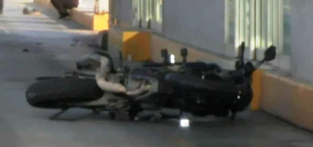 Estrella conductor su moto contra banqueta y muere
