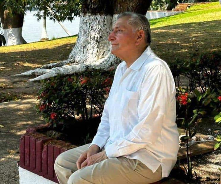 Adán Augusto López descansa en su natal Tabasco