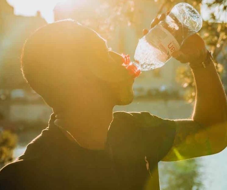 Cuidado con tomar agua helada en época de calor