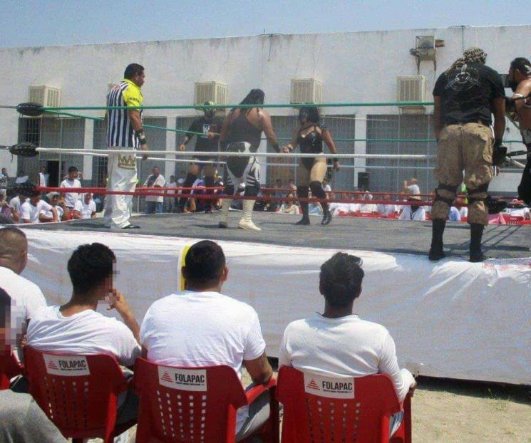 Celebran a papás con función de Lucha Libre en Penal