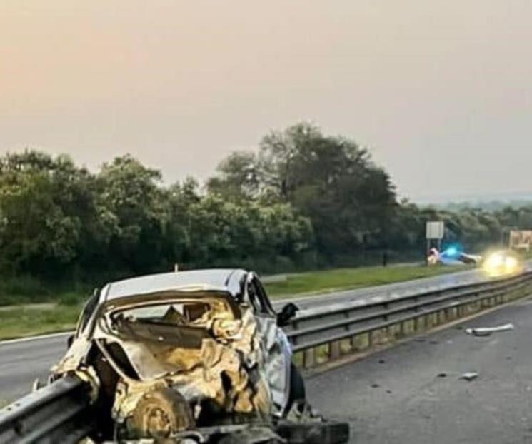 Conductor se impacta con barandal de protección y muere