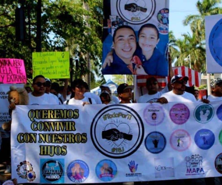 Papás denuncian a juzgados familiares