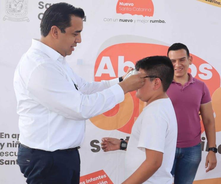 Entrega Jesús Nava 6 mil anteojos a estudiantes de SC