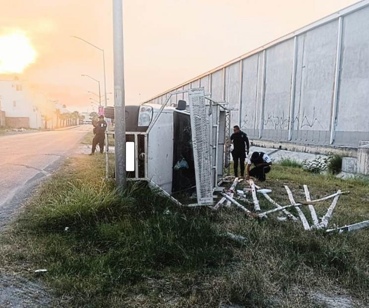 Vuelca camioneta robada