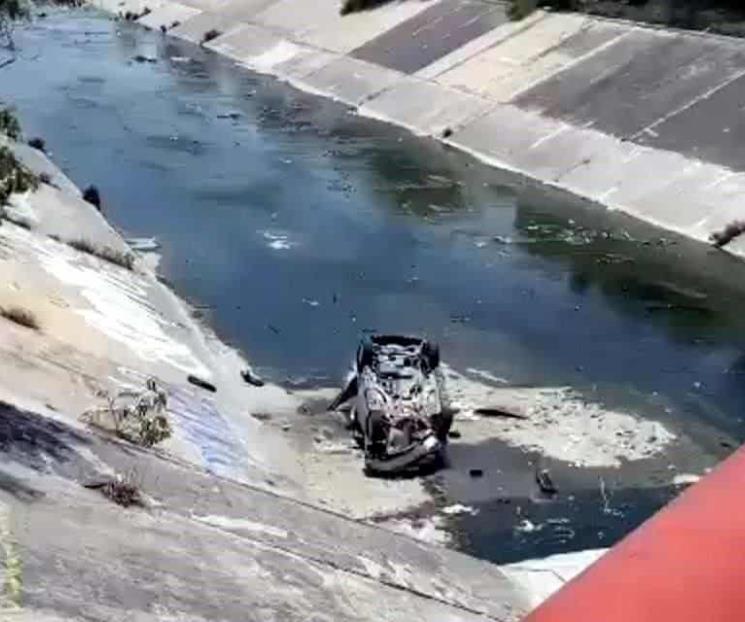 Vuelca auto y cae a Arroyo Topo Chico