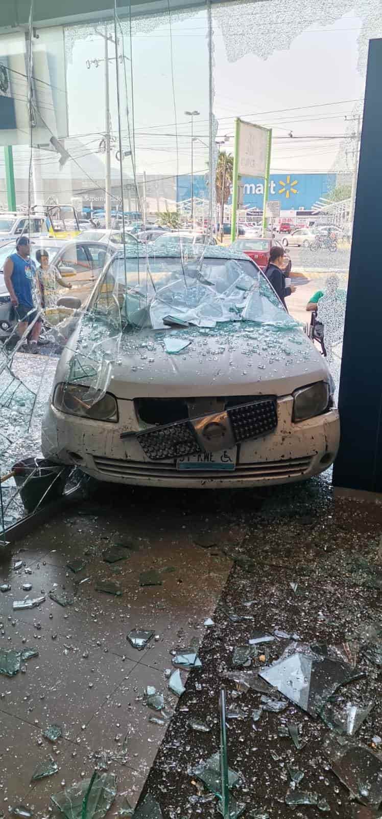 Luego de confundirse de pedal y en lugar de frenar aceleró, un conductor se metió con todo y su vehículo a una sucursal de Citibanamex, en la Colonia Buenos Aires, sin que se reportaran lesionados, únicamente daños materiales.