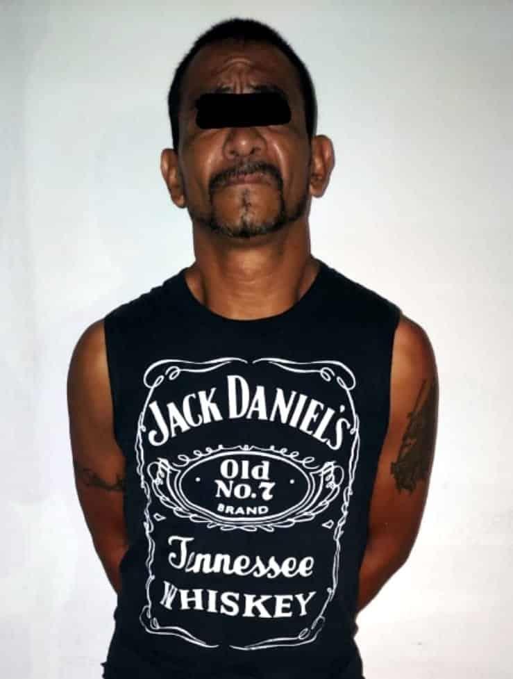 Roban camioneta, chocan y los detienen