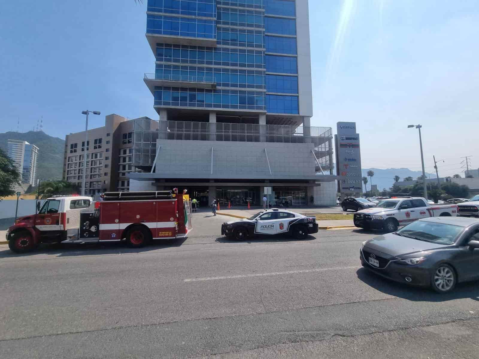 La fuga de gas refrigerante en un edificio, provocó la evacuación de al menos 500 personas en el  sector Valle Oriente, en  San Pedro.