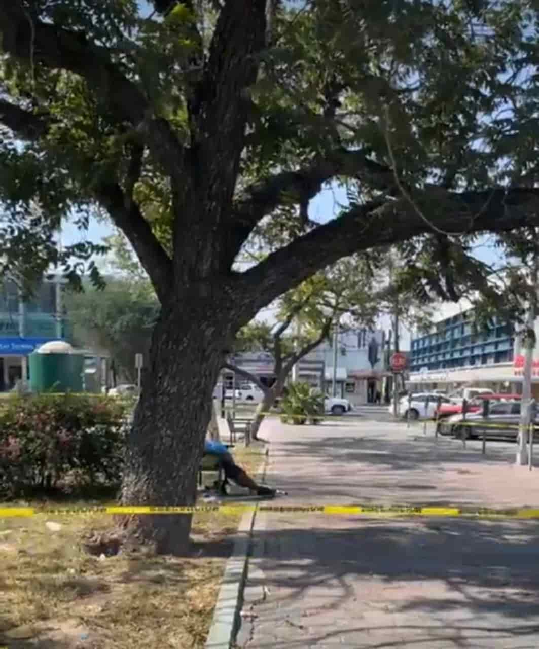 Un hombre que permaneció sentado en una banca por cinco horas murió, presuntamente por un golpe de calor, en el centro de la ciudad.