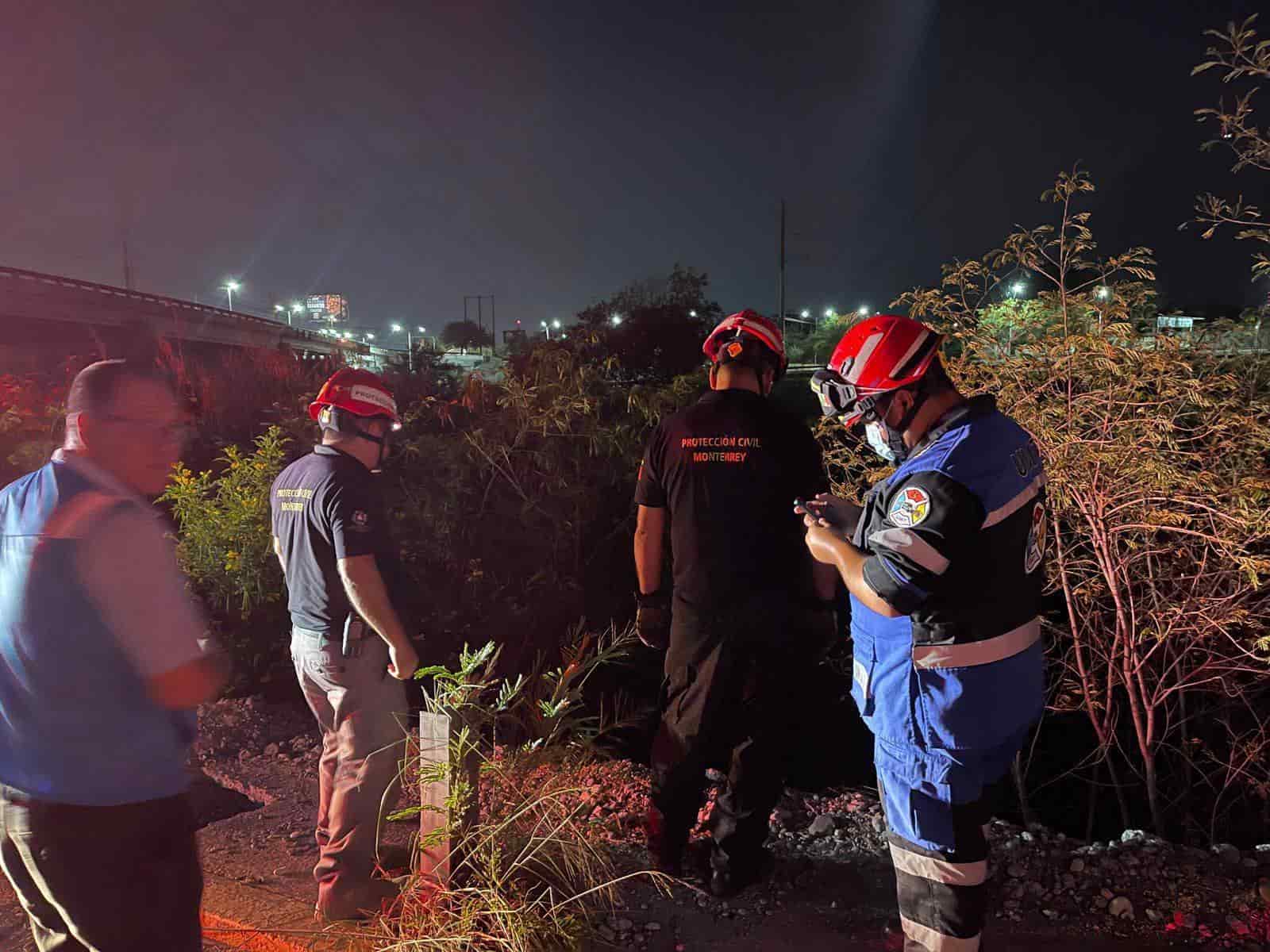 Un saldo de tres lesionados dejó la volcadura de un vehículo que terminó en el lecho del Río Santa Catarina, la madrugada de ayer a la altura del Puente Guadalupe.