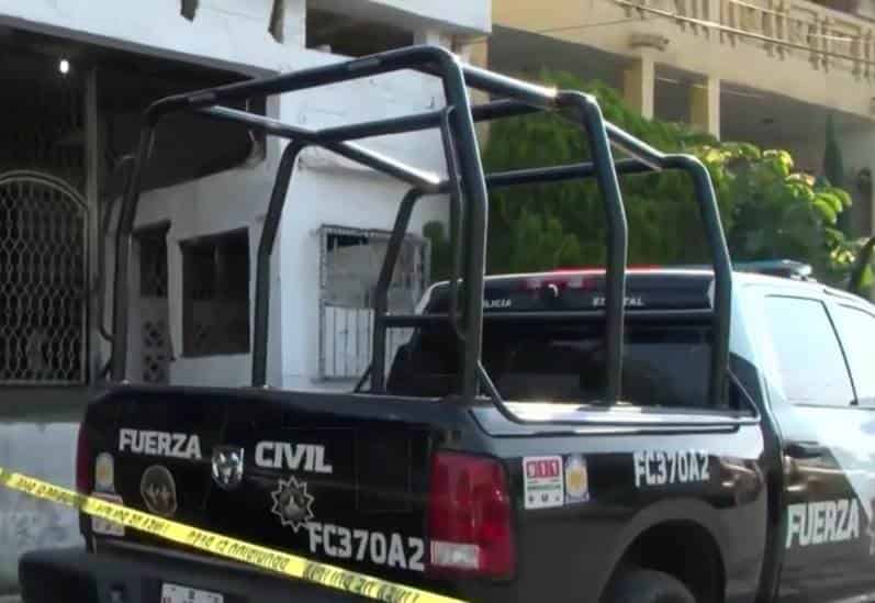 Con diversas huellas de tortura en su cuerpo que le ocasionaron la muerte y marcas en las muñecas de que estuvo esposado, fue encontrado un hombre en su propio domicilio, ayer en la Colonia Topo Chico, al norte de Monterrey.