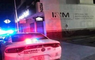 Hallan a 69 migrantes hacinados en tráiler en San Luis