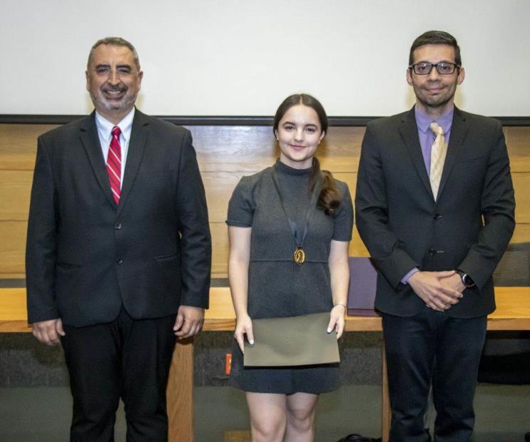 Entregan presea a mejor egresada de la generación en Derecho Entregan presea a mejor egresada de la generación en Derecho