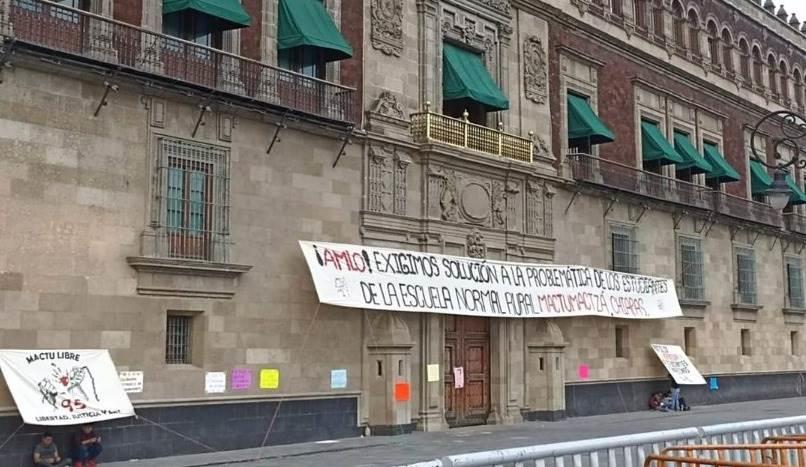 Normalistas de Chiapas saltan vallas metálicas de PN Normalistas de Chiapas saltan vallas metálicas de PN