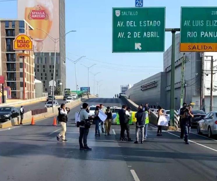 Bloquean vecinos Garza Sada por falta de luz Bloquean vecinos Garza Sada por falta de luz
