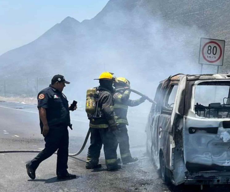 Arde camioneta en García Arde camioneta en García