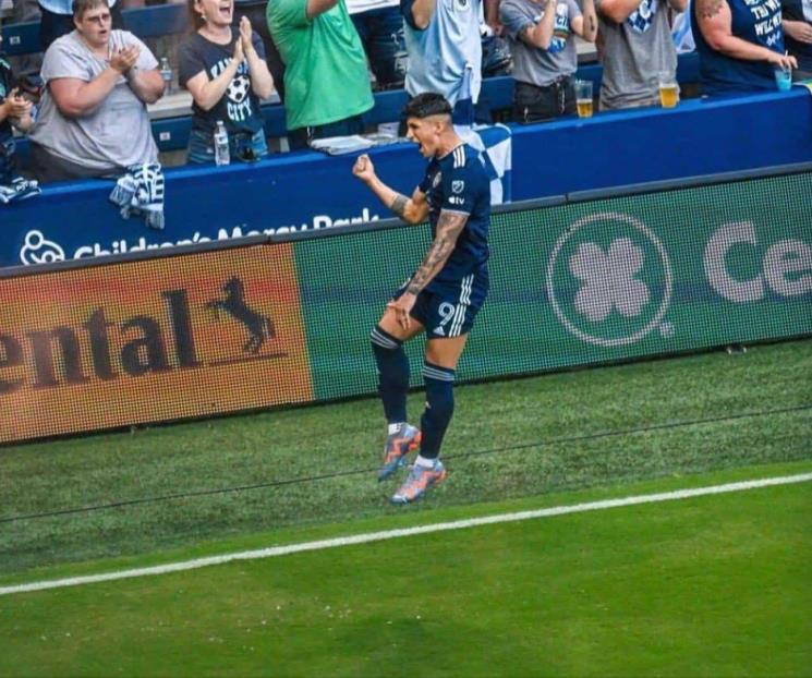 Alan Pulido está encendido, marca doblete