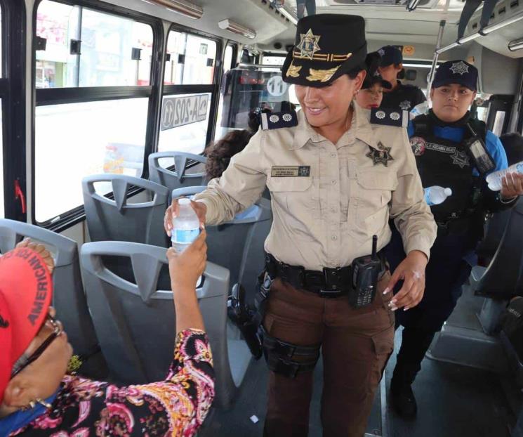 Reparten policías de SC agua en camiones