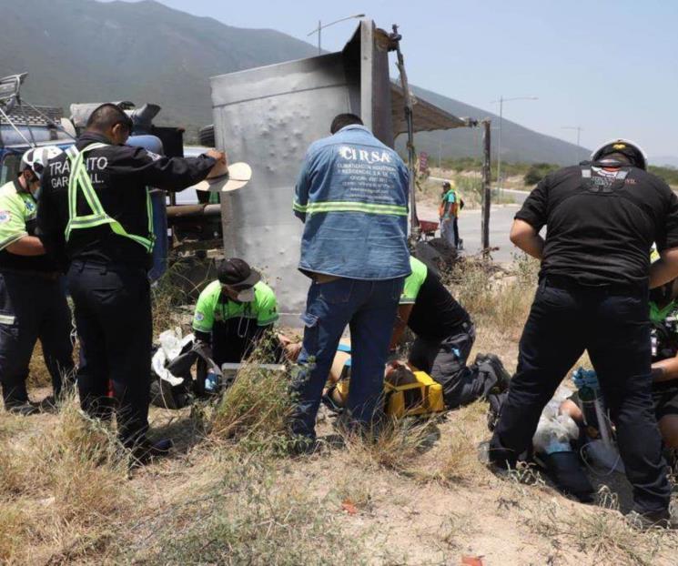 Conductor de camión de carga pierde la vida tras volcarse
