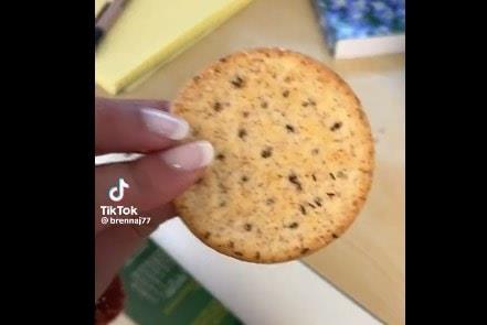 Mujer encuentra hormigas dentro de sus galletas