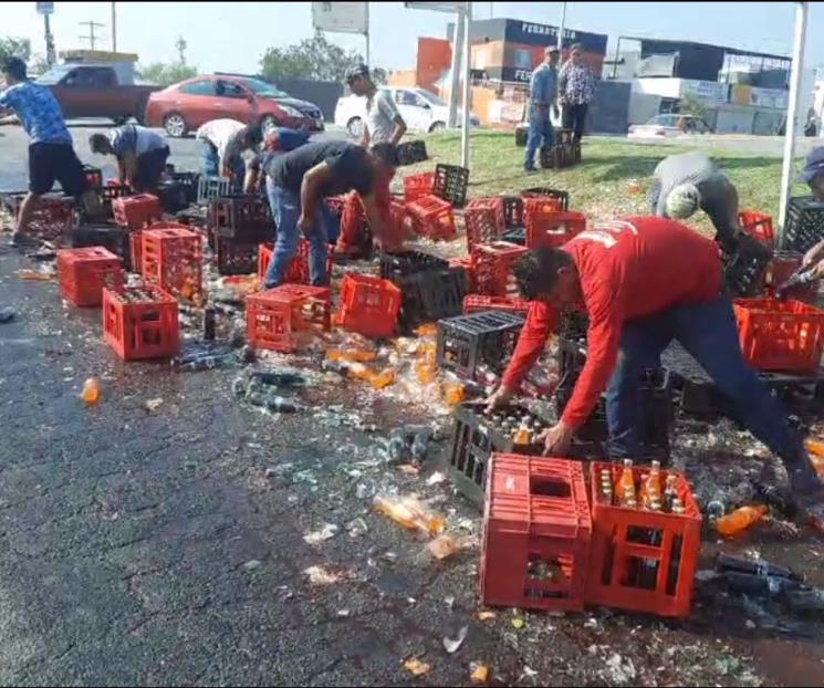 Accidente vial provoca gran rapiña de refrescos en Juárez