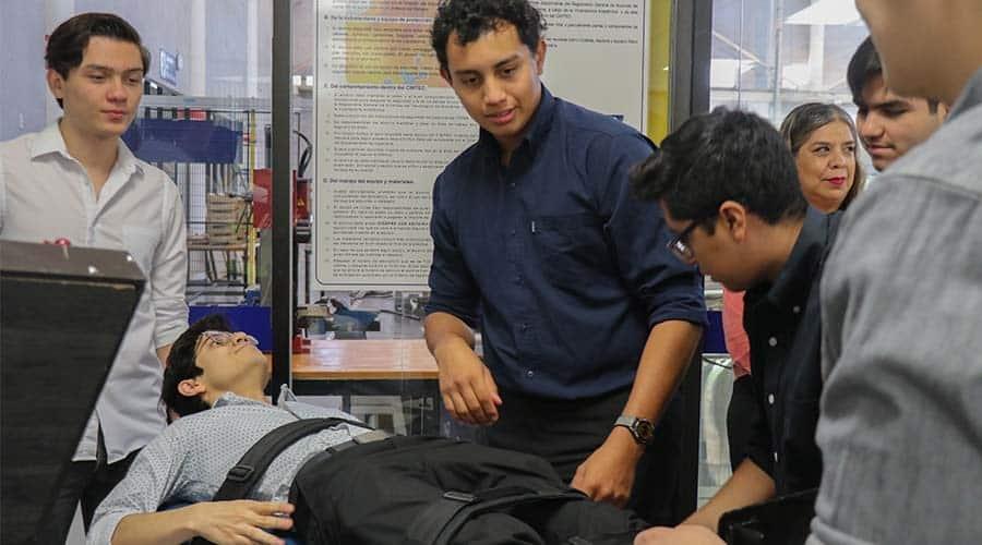 Crean alumnos del Tec mesas para niños con discapacidad