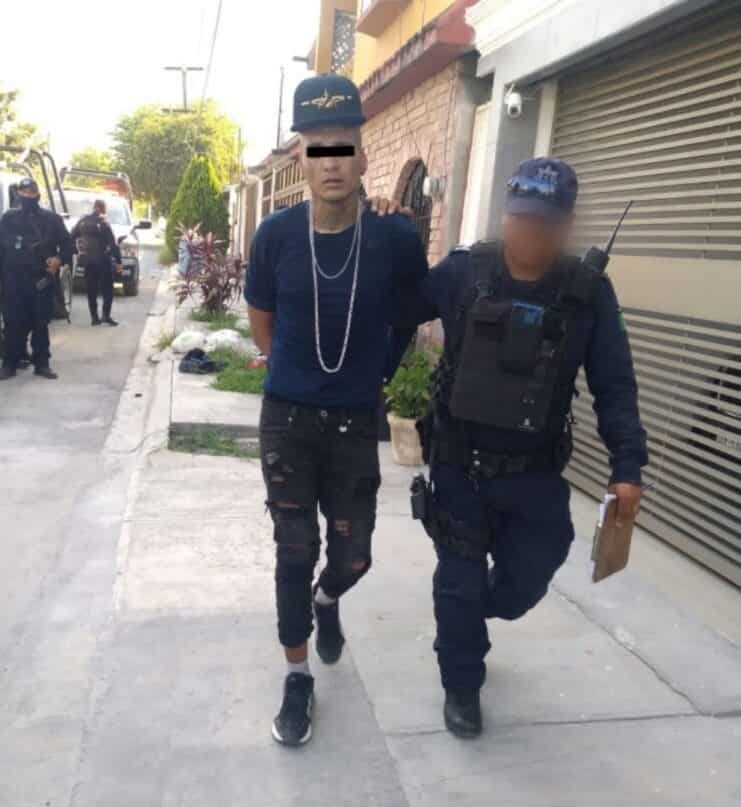 Un delincuente estuvo a punto de ser abatido, por elementos de la policía preventiva de Juárez, cuando sacó de entre sus pertenencias, un objeto con el que simulaba portar un arma de fuego