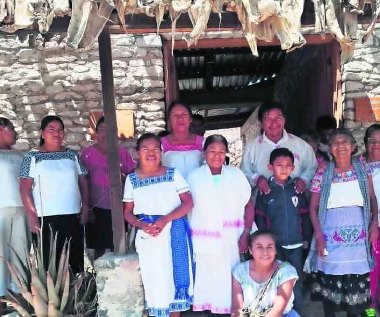 Aunque haya calor, hay que salir a vender: artesanos Aunque haya calor, hay que salir a vender: artesanos