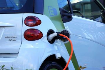 De cada 4 adultos, tres quieren auto el&eacute;ctrico: sondeo
