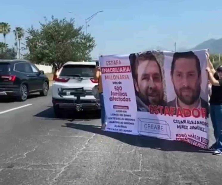 Bloquean Carretera Nacional afectados por presunto fraude