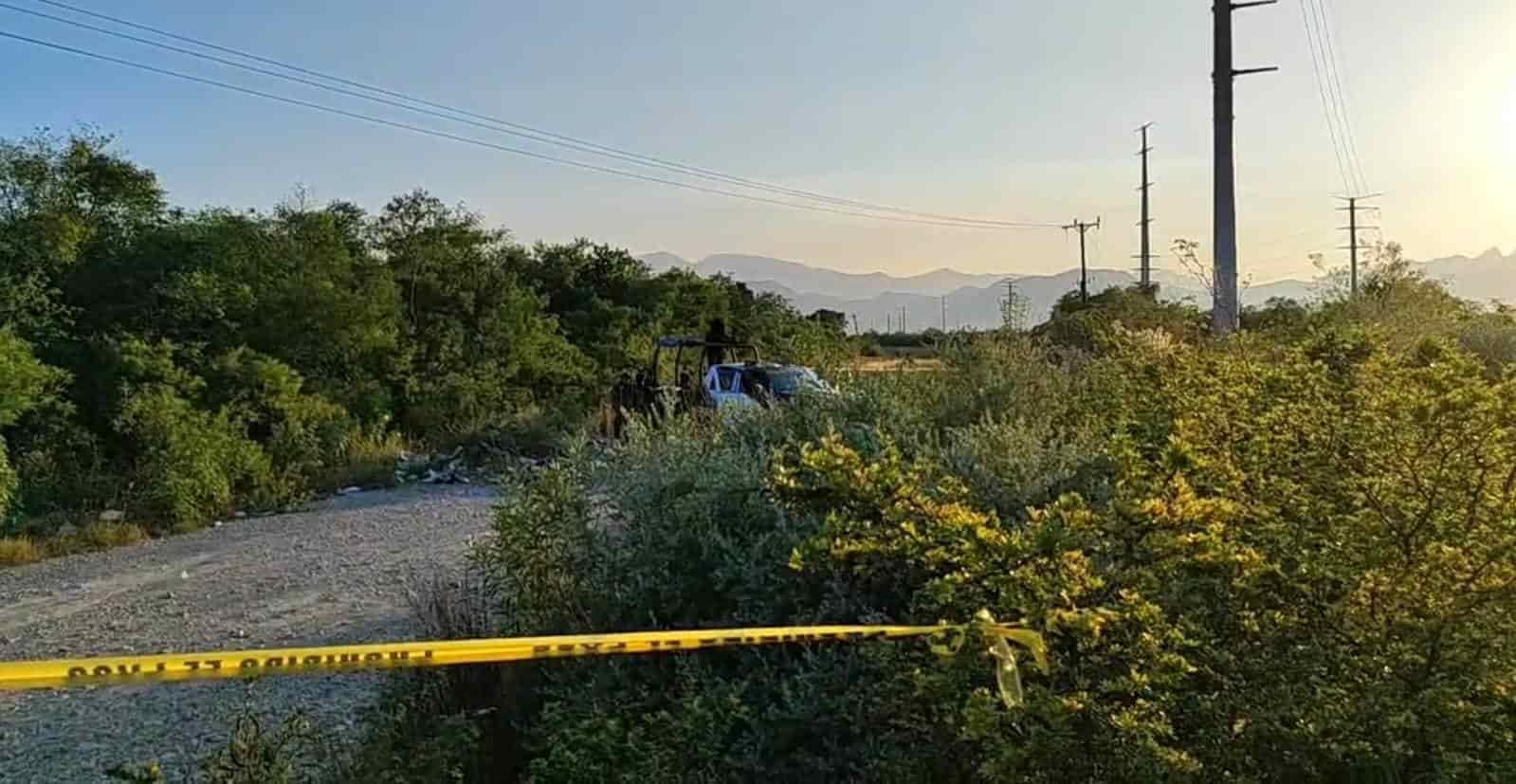 El cuerpo sin vida de un hombre con impactos de arma de fuego y al interior de un vehículo y sobre una brecha, movilizó a las autoridades quienes ya investigan los hechos, en Cadereyta