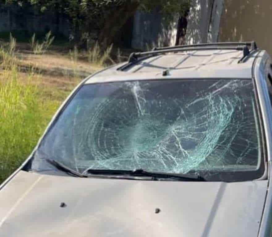 Las autoridades investigan el hallazgo de una camioneta que fue dejada abandonada, en un costado de la Carretera Nacional en el municipio de Montemorelos.