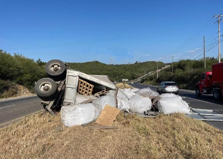 Vuelca tráiler en la Carretera Nacional