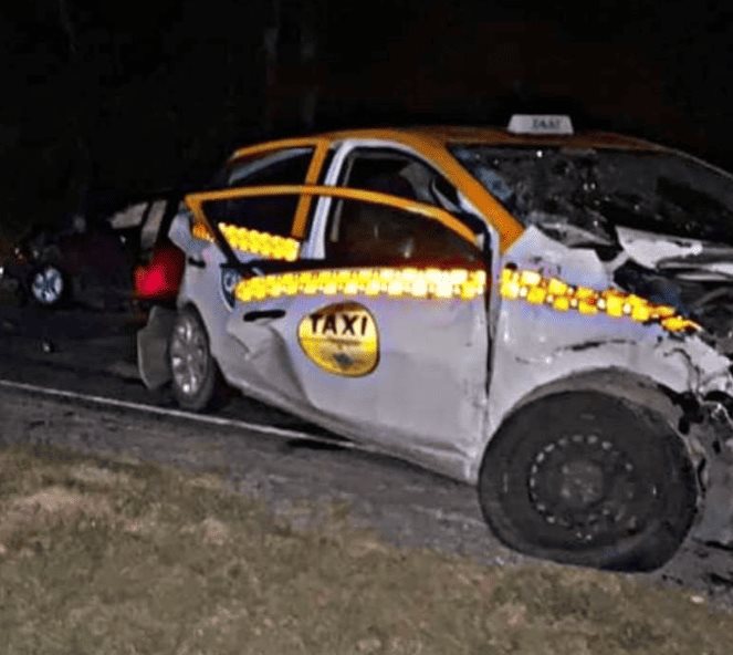 Impacta taxi a camioneta y deja 3 personas heridas